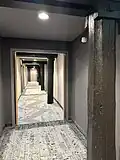 Anciennes structures des EMGP dans un couloir de l'hôtel.