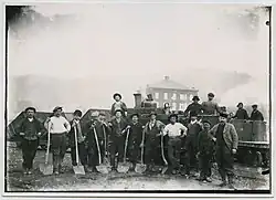 Equipe de nettoyages et de manutentions, vers 1899