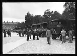 Alignement de camions portant des réclames publicitaires.