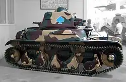 Renault R-35.