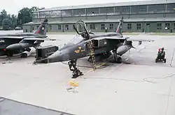 Photo en couleur d'un avion à réaction au sol.
