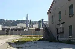 La gare de la Mède ; au second plan les installations pétrolières desservies par la RDT13