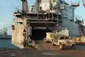 HMMWV descendant du Cape Diamond (T-AKR-5055) en 1991.