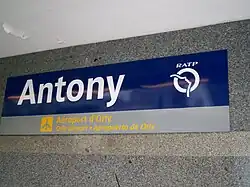Plaque signalétique indiquant le nom de la gare.
