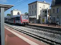 Un élément Z 8800 de la ligne C du RER stationné devant le bâtiment voyageurs.
