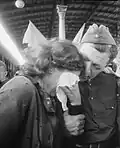 Femme pleurant de joie lors du retour d'un soldat, 1er juin 1945.