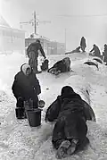 Habitants récupérant de l'eau d'une conduite brisée lors du siège de Leningrad, janvier 1942.