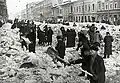 Habitants déneigeant une rue lors du siège de Leningrad, mars 1942.