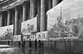 Affiches sur la façade de la cathédrale Notre-Dame-de-Kazan à Leningrad, octobre 1941.