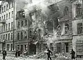 Une rue de Léningrad après un bombardement, janvier 1942.