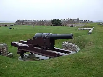 Le seul exemple survivant d'un canon MK1 RML 64-pounder 64 cwt gun&nbsp;(en) se trouve au fort.