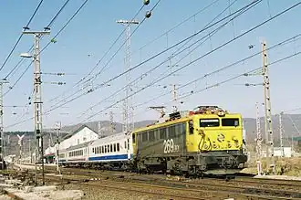 Voitures 9000 tractées par la locomotive 269-901.