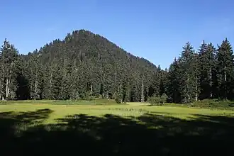 La Croix de Coste vue depuis le lac des Saisies à l'ouest.