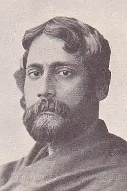 Un homme d'âge moyen, aux cheveux et barbe poivre et sel.