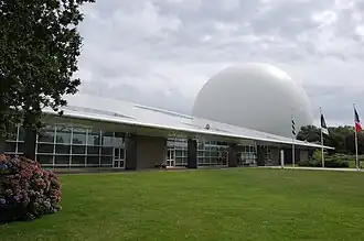 Le Radôme et la Cité des Télécoms.