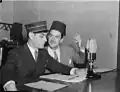 Miville Couture (gauche) et René Lecavalier (droite) animent « Le P'tit train du matin » de Radio-Canada.