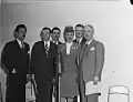René Lecavalier (gauche) avec les invités de l'émission « Revoir Paris » en 1945.