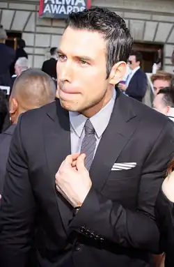 Description de l'image Rafael_Amaya_Alma_Awards.png.