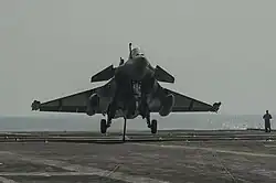 Un Rafale sur le point d'accrocher un câble d'arrêt.