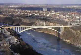 Le pont Rainbow pris de la tour Skylon