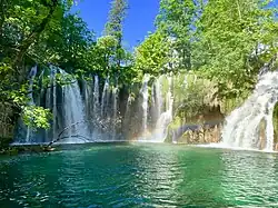 Un arc-en-ciel dans des chutes dans les lacs supérieurs de Plitvice.