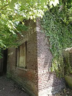 Détail d'un des murs du bâtiment.
