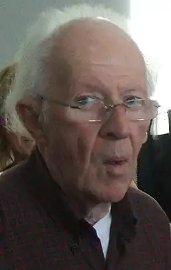 Homme âgé portant des lunettes