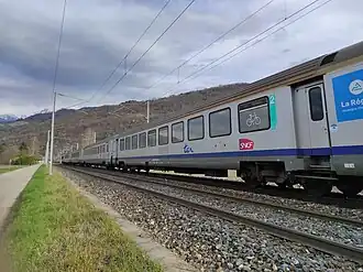 Une voiture Corail VTU en livrée TER Auvergne-Rhône-Alpes à Gières.