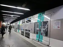 Rame MI 09 à quai, en gare souterraine du RER A.