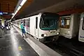MPM 76 assurant un service de la ligne 1 arrêté à quai.