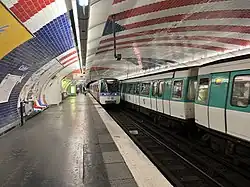 Croisement entre deux rames MF 77 dans la station.