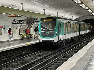 Rame MF 01 entrant en station en direction de Place d'Italie.