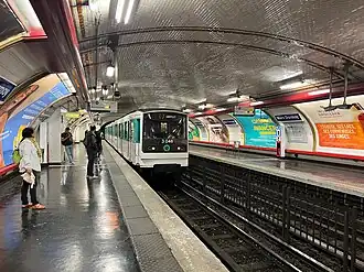 Vue d'ensemble des quais avec l'entrée d'une rame MF 67 en direction de Mairie d'Issy.