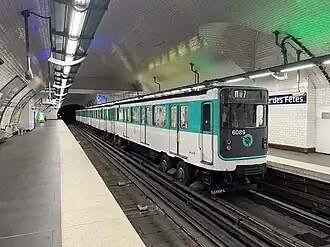 Rame MP 59 marquant l'arrêt en direction de Châtelet.