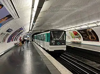 Vue des quais avec l'entrée d'une rame MF 67 en direction de Pont de Levallois - Bécon.