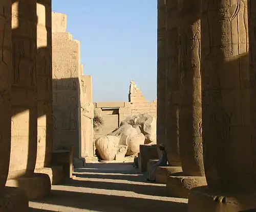 Salle hypostyle et statue brisée de Ramsès&nbsp;II