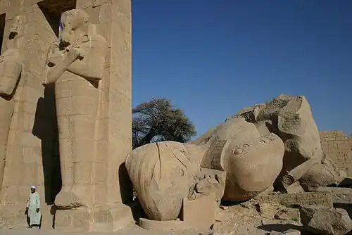 Statue brisée de Ramsès&nbsp;II