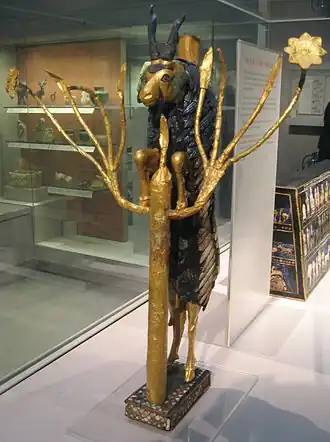 Le « Bélier dans un fourré (en) », bouquetin se nourrissant des feuilles d'un arbuste, en or, nacre, lapis-lazuli. Tombes royales d'Ur, Sumer, vers -2600. Salle 56.