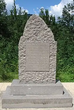 Plaque érigée à la mémoire des 43 pèlerins belges tués dans l'accident du 18 juillet 1973