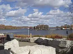 Le lac Ramsey&nbsp;(en) vu du Science Nord.