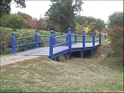 Petit pont de bois au Jardin du Bois-Marquis.