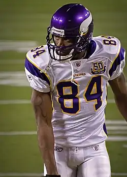 Un joueur de football américain dans un maillot blanc et violet no 84.