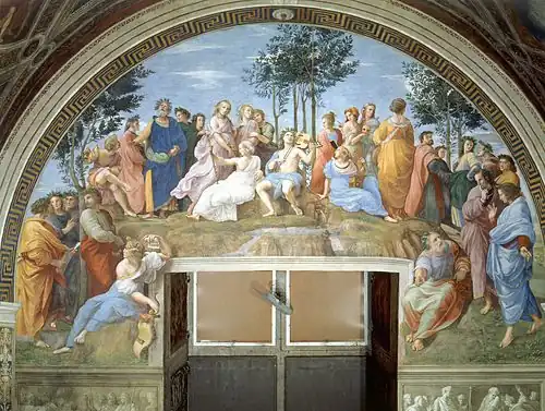 Image à fresque dans un décor antique sous un arc avec au centre jusqu'à mi hauteur, une porte, au-dessus, au sommet du mont sacré, Apollon joue de la Lira et les Muses sont entourés de poètes de l'Antiquité et de l'époque de Raphaël.