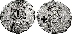 Deux faces d'une pièce en argent, comportant chacune le portrait d'un homme en tenue impérial, l'un adulte, l'autre sous des traits juvéniles.