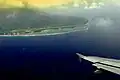 Autre vue de l'aéroport avec l'intérieur montagneux de l'île