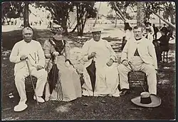 (De gauche à droite) Ngamaru Rongotini Ariki (Atiu), Louisa Jane Seddon, Makea Takau Ariki et Richard Seddon Premier Ministre de Nouvelle-Zélande de 1893 à 1906.