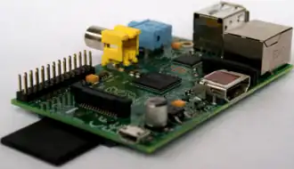 Le connecteur GPIO (broches) à gauche, sur un Raspberry Pi Modèle A