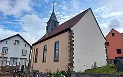 Église protestante dans son environnement.