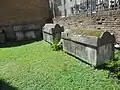 Deux sarcophages, au premier plan celui du VIe&nbsp;siècle.