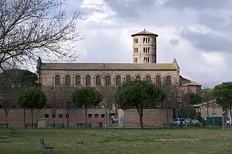 Vue extérieure de la basilique Saint-Apollinaire in Classe (VIe&nbsp;siècle) de Ravenne.